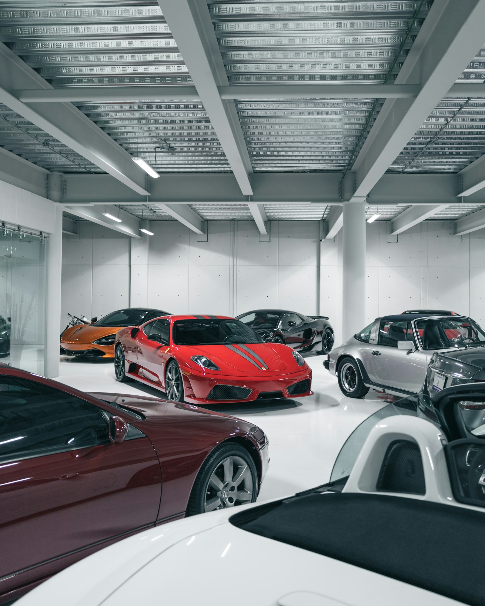Premium-Sportwagen in einem modernen Showroom
